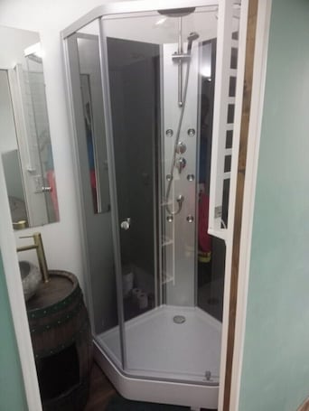 Shower, hair dryer, towels, toilet paper. New Dublin-themed studio, 30 minutes from Poitiers and the Le Vigeant racetrack!