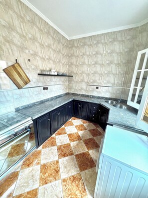 Réfrigérateur, four, plaque de cuisson, cafetière/bouilloire