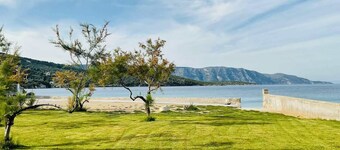 Seacret too by Villa Glyfos