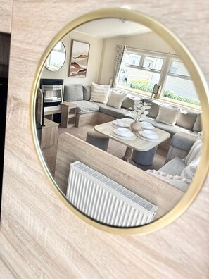 Smart TV, fireplace, table tennis