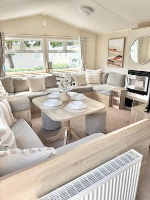 Smart TV, fireplace, table tennis