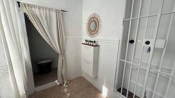 Douche, sĂšche-cheveux, serviettes fournies, savon