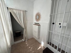 Suihku, hiustenkuivaaja, pyyhkeet, saippua