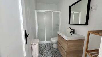 Een douche, een haardroger, handdoeken, zeep