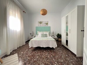 2 bedrooms, iron/ironing board, WiFi, bed sheets