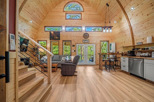 Family Escape in the Forest – Hot Tub, Fire Pit, Loft for Kids & Peaceful Views