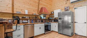 Family Escape in the Forest – Hot Tub, Fire Pit, Loft for Kids & Peaceful Views