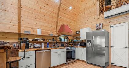 Family Escape in the Forest – Hot Tub, Fire Pit, Loft for Kids & Peaceful Views
