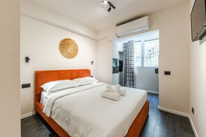 1 slaapkamer, een bureau, een strijkplank/strijkijzer, wifi