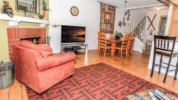 TV, lareira, DVD player
