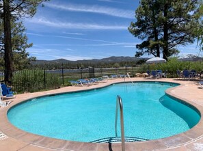 Piscine extérieure (ouverte en saison)