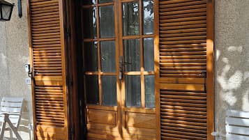 Deluxe Double Room, Garden View | Free cots/infant beds, free WiFi, bed sheets