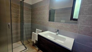 Chambre Double Deluxe, vue jardin | Salle de bain | Douche, sèche-cheveux, bidet, serviettes fournies