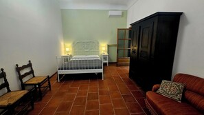 Deluxe-Dreibettzimmer, Gartenblick | Verdunkelungsvorhänge, kostenloses WLAN