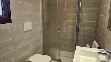 Deluxe tweepersoonskamer, uitzicht op tuin | Badkamer | Een douche, een haardroger, een bidet, handdoeken
