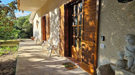 Deluxe Triple Room, Garden View | Free cribs/infant beds, free WiFi, bed sheets