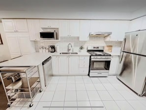Microwave, oven, stovetop, dishwasher - Spacious 5 bedroom house in Heartland (Mississauga)