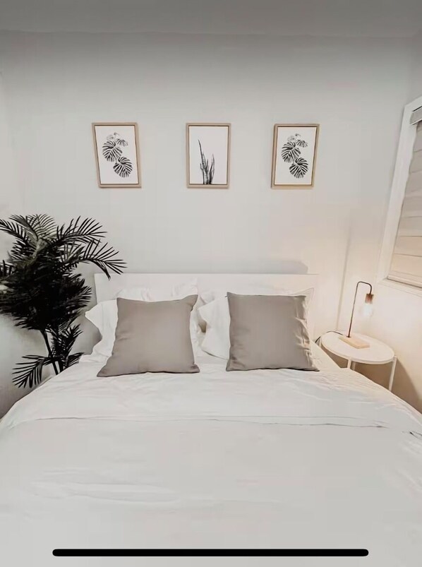 5 bedrooms, iron/ironing board, WiFi, bed sheets