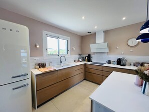 ثلاجة، ميكروويف، فرن، غسالة أطباق