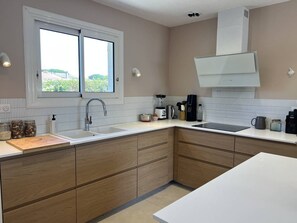 Een koelkast, een microgolfoven, een oven, een vaatwasser