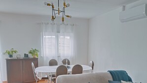 Una sala de estar con sofá, una mesa de centro y un comedor con mesa y sillas.