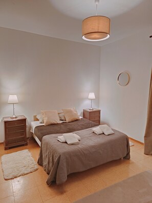 3 chambres, fer et planche à repasser, lit parapluie, Wi-Fi gratuit