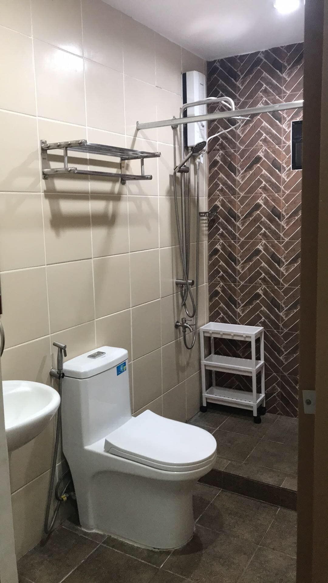 Hårføner, håndklær og toalettpapir