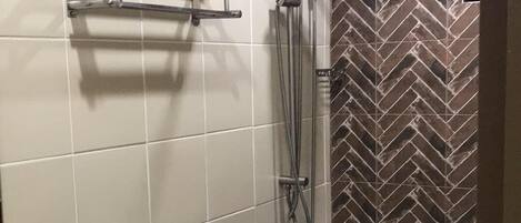 Dusche, Haartrockner, Bidet, HandtĂŒcher