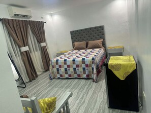 1 bedroom, iron/ironing board, WiFi, bed sheets - Chic 1-bedroom apartment in awesome Angeles City with WiFi, AC (Angeles City)