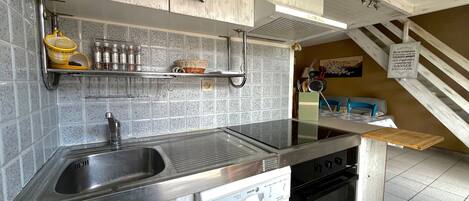 Frigorifero, microonde, forno, piano cottura