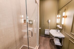 Haartrockner, Handtücher, Shampoo, Toilettenpapier