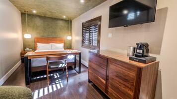 1 bedroom, desk, iron/ironing board, WiFi