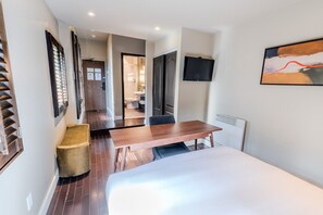 1 bedroom, desk, iron/ironing board, WiFi