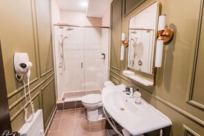 Un baño con ducha, inodoro y lavamanos.