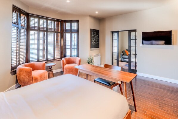 1 makuuhuone, tallelokero huoneessa, työpöytä, silitysrauta/-lauta