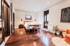 1 Schlafzimmer, Zimmersafe, Schreibtisch, Bügeleisen/Bügelbrett