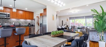 Newly Stunningly Updated 4-bedroom house in lovely Hicksville with WiFi, AC.