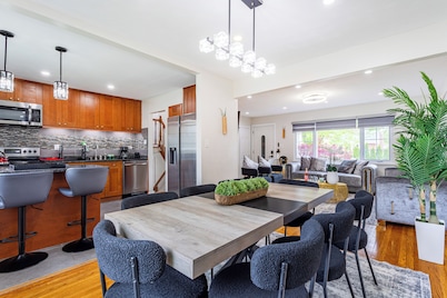 Newly Stunningly Updated 4-bedroom house in lovely Hicksville with WiFi, AC.