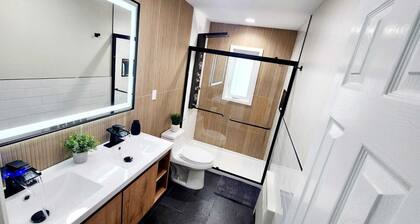 Newly Stunningly Updated 4-bedroom house in lovely Hicksville with WiFi, AC.