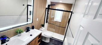 Newly Stunningly Updated 4-bedroom house in lovely Hicksville with WiFi, AC.