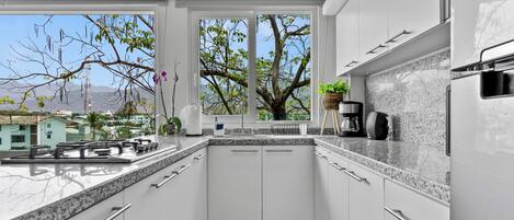 Refrigerador, microondas, cafetera/tetera, tostadora