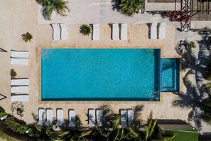 Outdoor pool, pool umbrellas, sun loungers - Las Islas Condominiums (Noord)