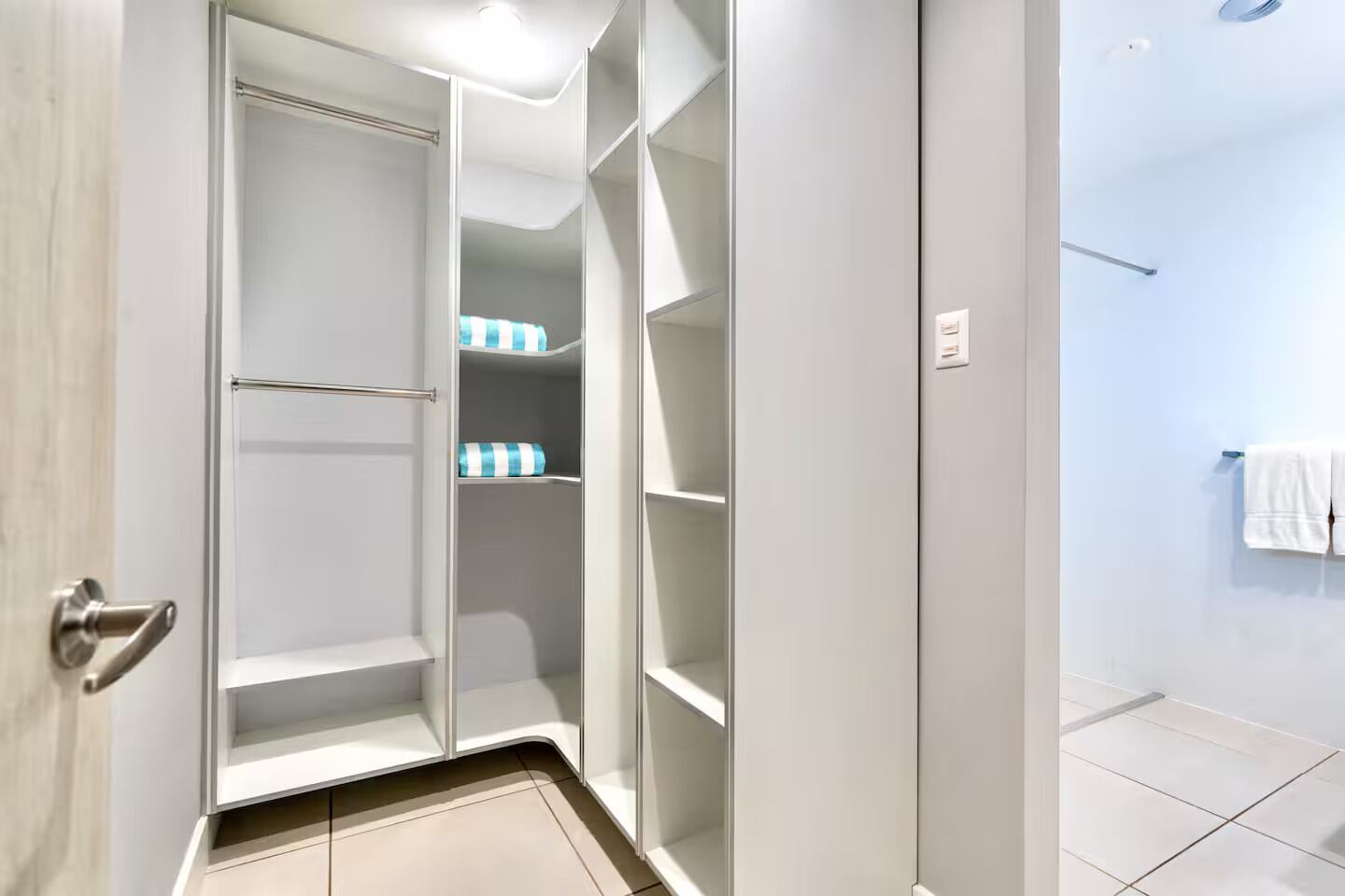 Un baño moderno con ducha a ras de suelo, inodoro y lavamanos.