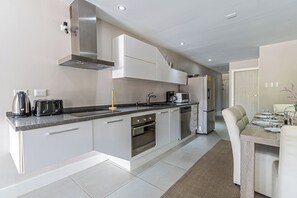 Appartamento Superior, 3 camere da letto, lato spiaggia | Cucina privata | Frigorifero con congelatore, microonde, forno, piano cottura