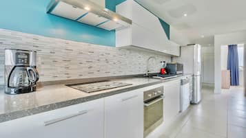 Appart'hÎtel Exclusif, 3 chambres, en bord de plage | Cuisine privée | Grand réfrigérateur, micro-ondes, four, plaque de cuisson