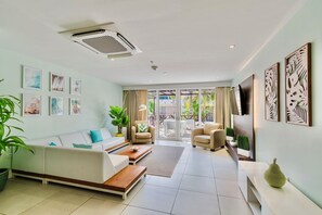 Condo familiar, 3 habitaciones, junto a la playa | Área de sala de estar