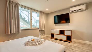 Premium Condo, 3 Bedrooms, Beachside | In-room safe, laptop workspace, iron/ironing board, free WiFi