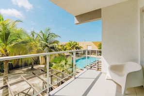Condo familial, 3 chambres, au bord de la plage | Balcon