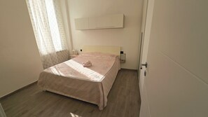 1 slaapkamer, een bureau, een strijkplank/strijkijzer, reisbedje