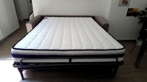 1 chambre, bureau, fer et planche à repasser, lit parapluie